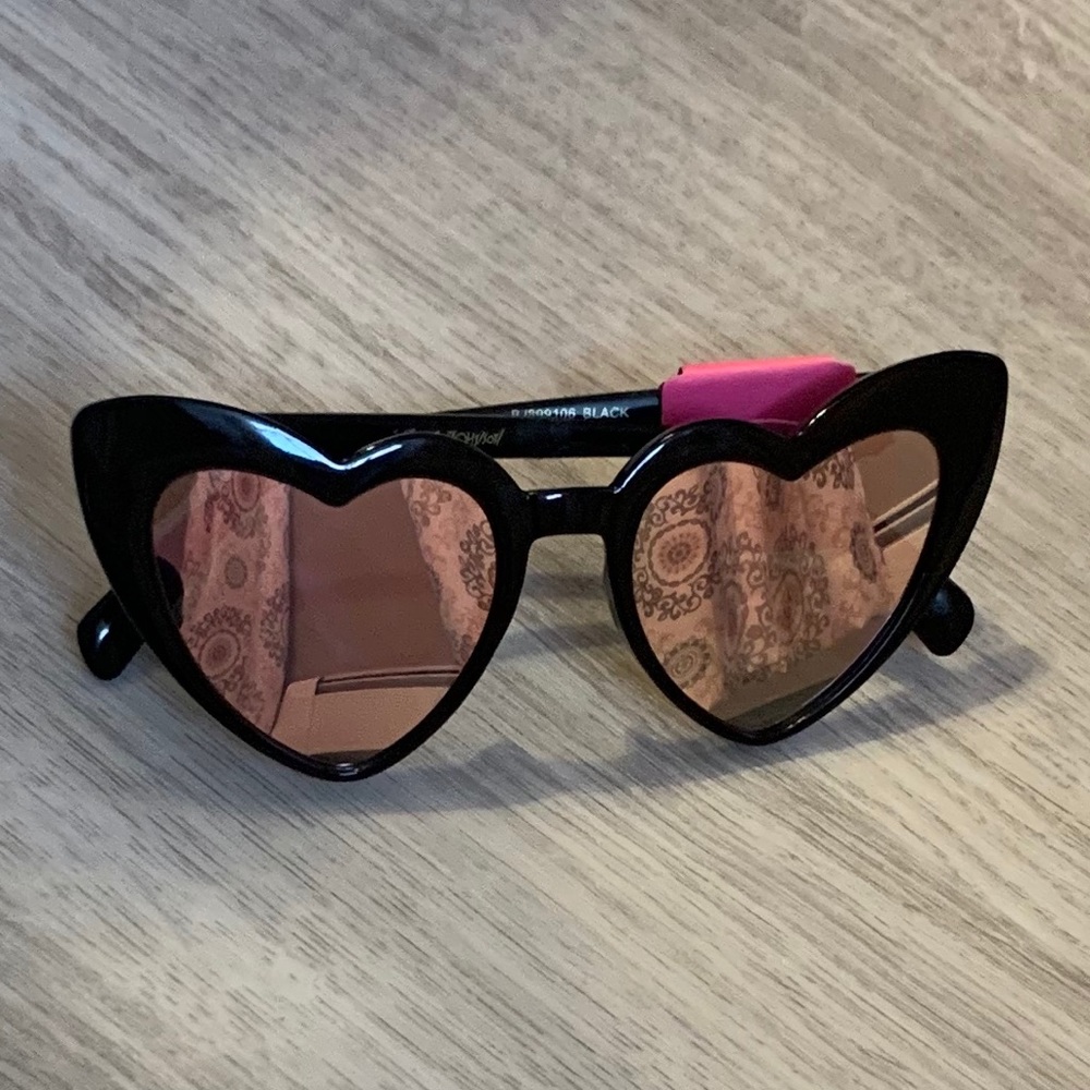 Betsey Johnson Heart Cat Eye Sunglasses NWT Black